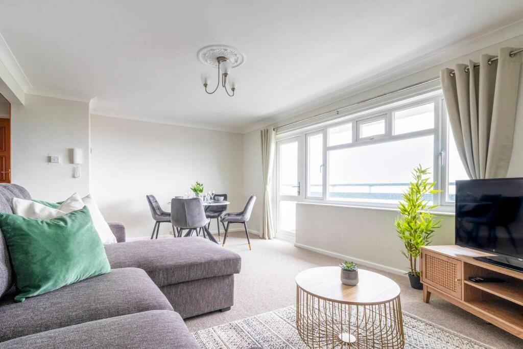 Panoramic Sea View Apartment Sleeps 4-Free Parking Bournemouth Buitenkant foto